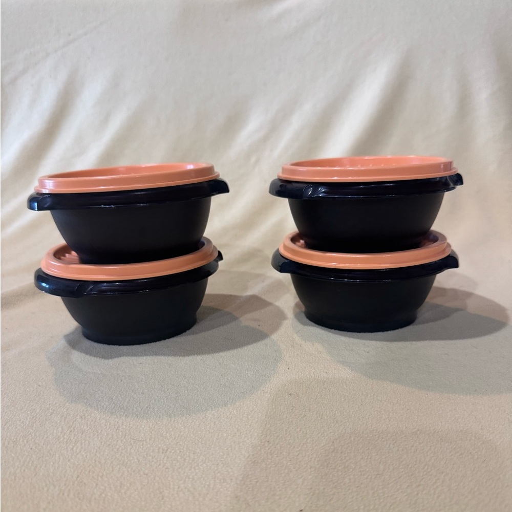 Tupperware set of 4 bowls with lids